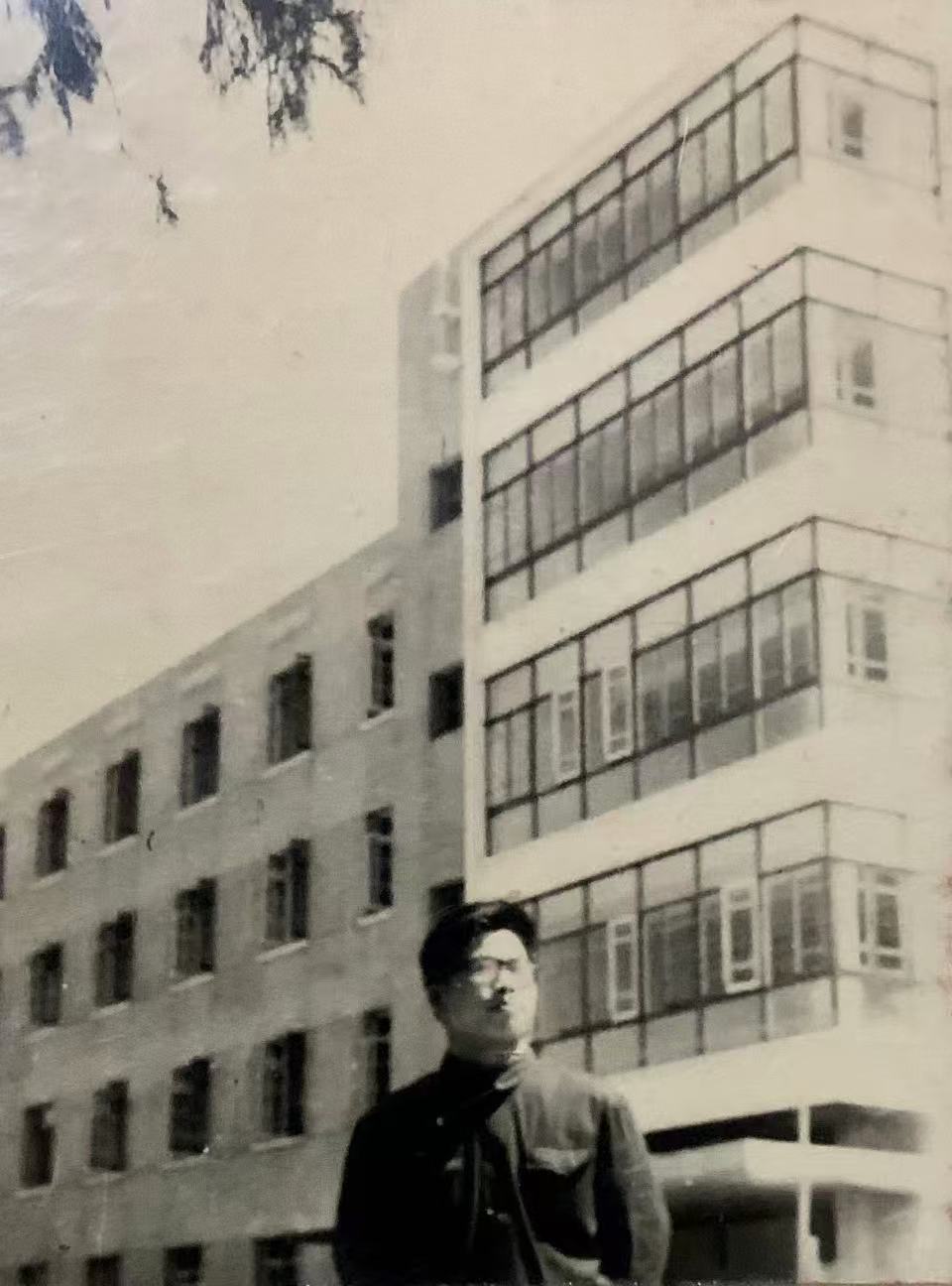 這是50年前舟山最高的五層樓：舟山建筑公司大樓。在舟山劇院廣場河的對面?，F(xiàn)在已經(jīng)拆了造新的樓我畫過一幅油畫寫生作品。.jpg